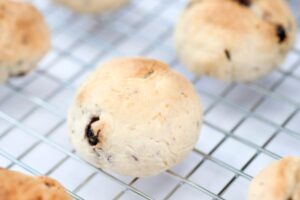 dolcetti ai mirtilli sopra una griglia