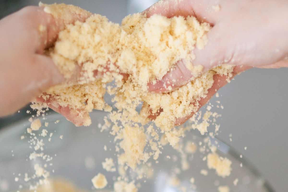 persona sbriciola un pan di spagna