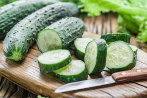 cetrioli e coltello sul tavolo