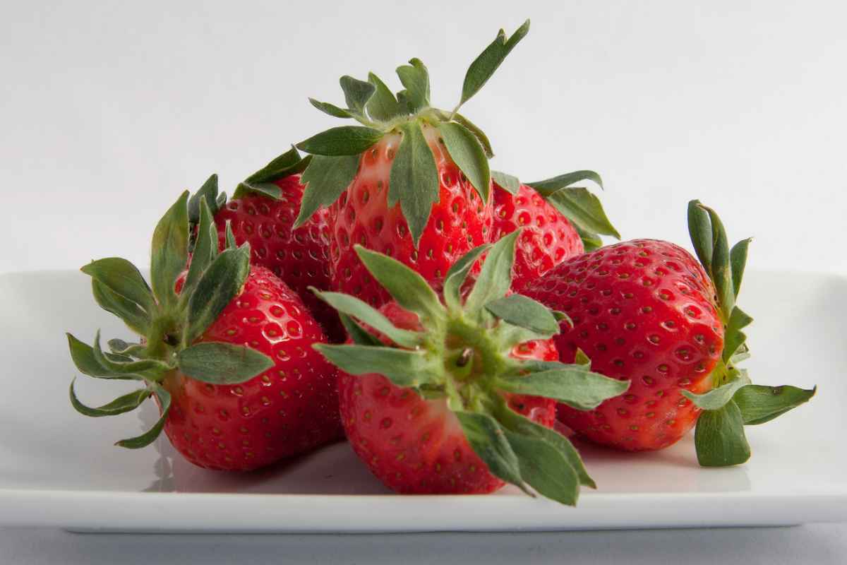 Fragole sparse su un vassoio