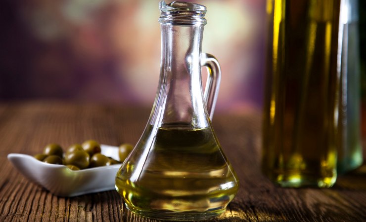 Olio di oliva in bottiglia di vetro
