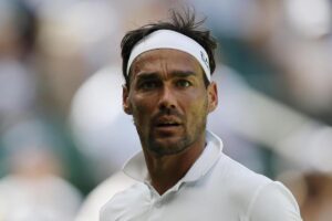 fabio fognini in primo piano con fascia tra i capelli