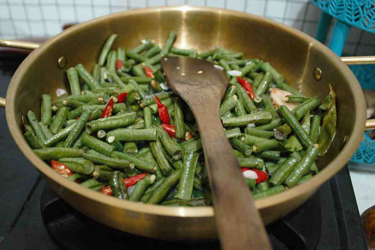 fagiolini cuociono in padella con peperoncino