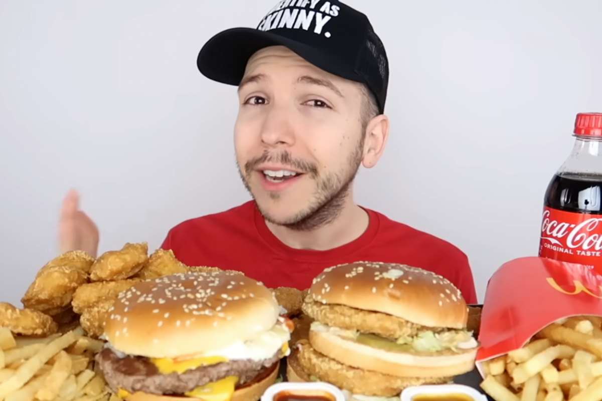 ragazzo mangia