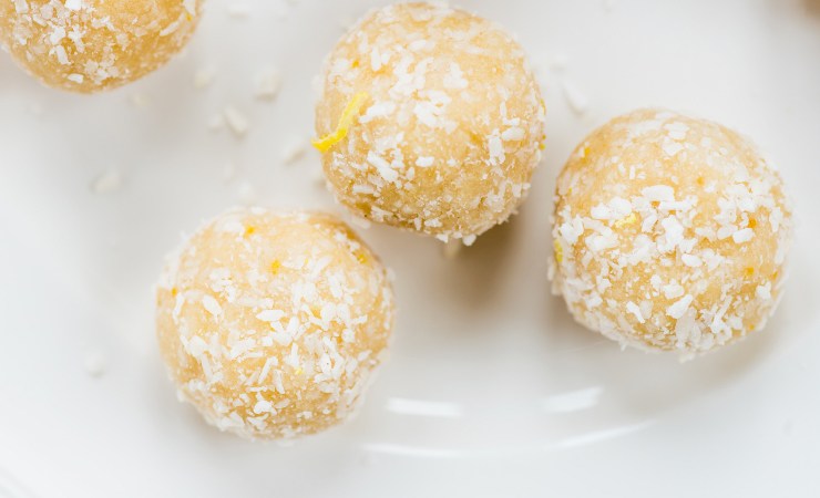 Tre tartufini con cocco
