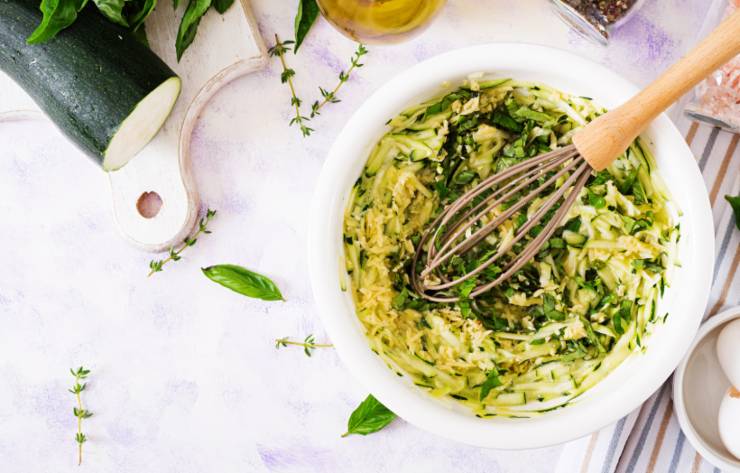 zucchine in una ciotola con una frusta