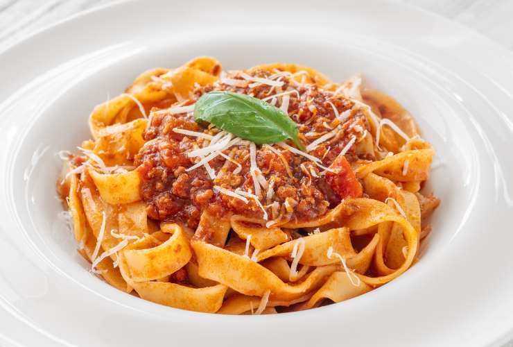 piatto di fettuccine al ragù