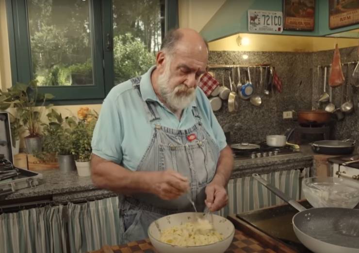 giorgione assaggia le fettuccine che ha preparato