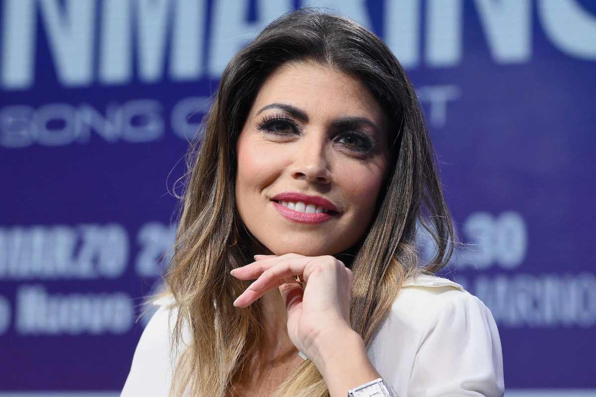 flora canto con mano sotto il mento