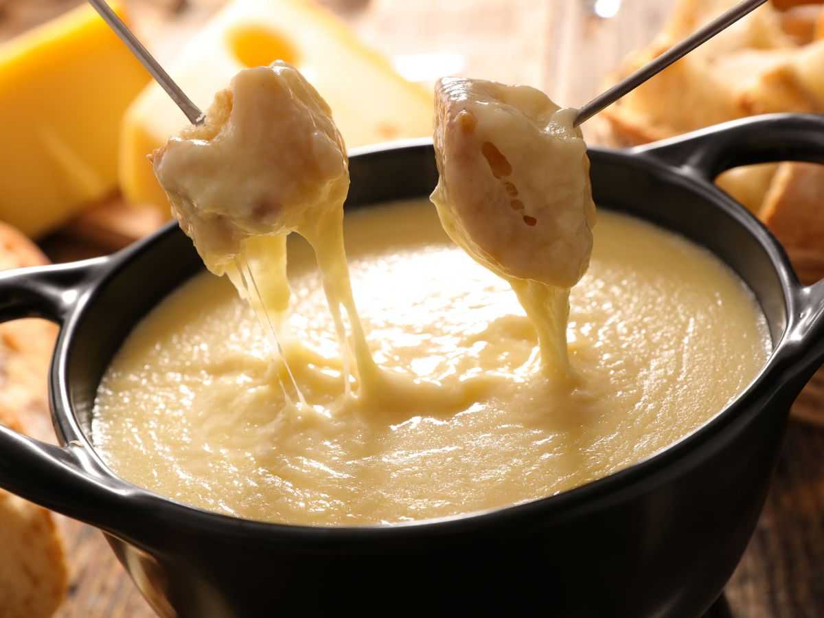 fonduta con pane in un recipiente