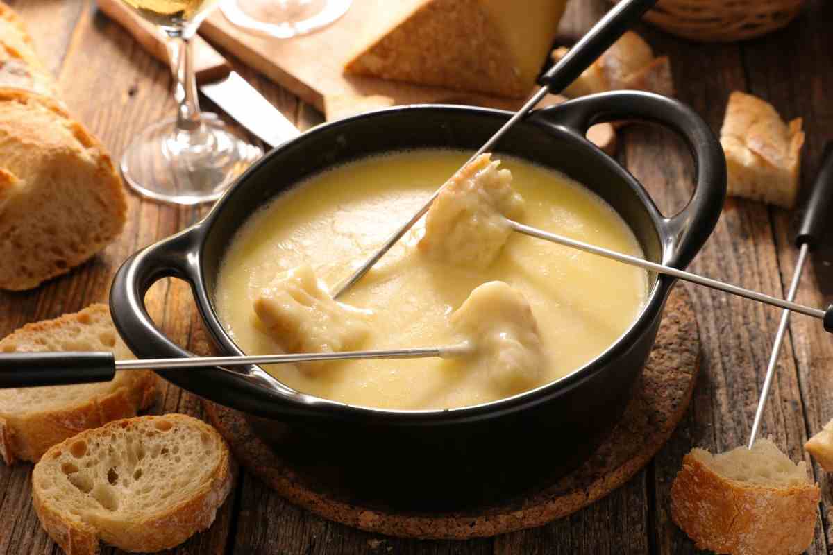 fonduta con pane in un pentolino