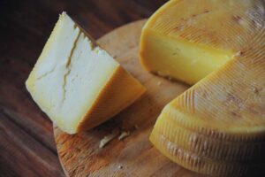 forma di formaggio e un pezzo tagliato