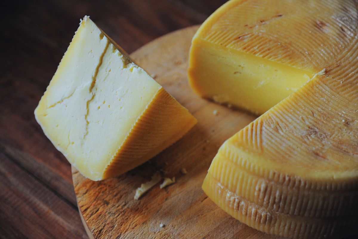 forma di formaggio e un pezzo tagliato