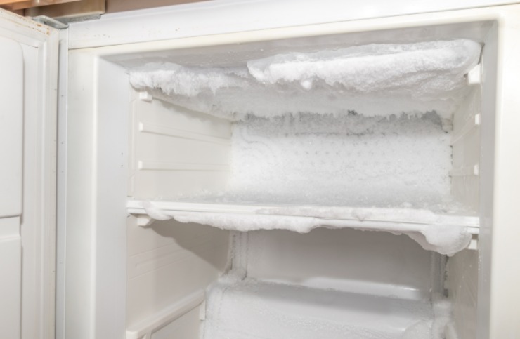 freezer pieno di ghiaccio