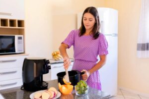 donna che cucina con la friggitrice ad aria