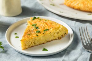 fetta di frittata di pasta su un piatto