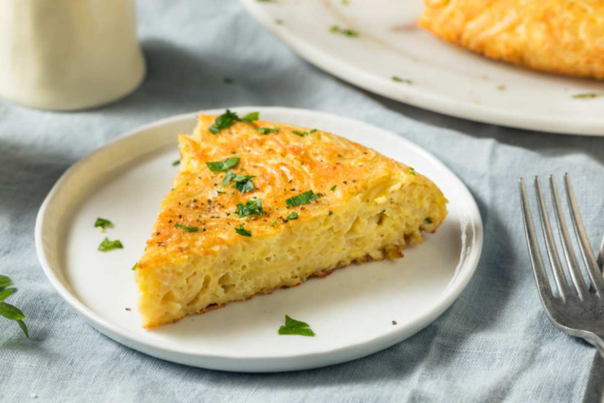 fetta di frittata di pasta su un piatto