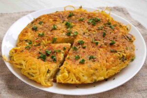 frittata di spaghetti nel piatto