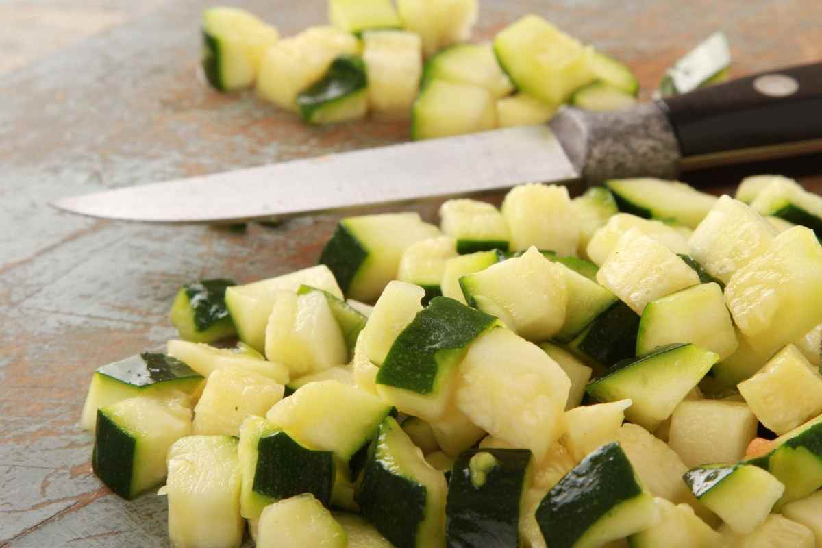 zucchine a cubetti su un tagliere