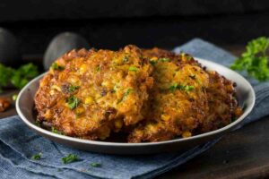Piatto con frittelle ed erbe aromatiche