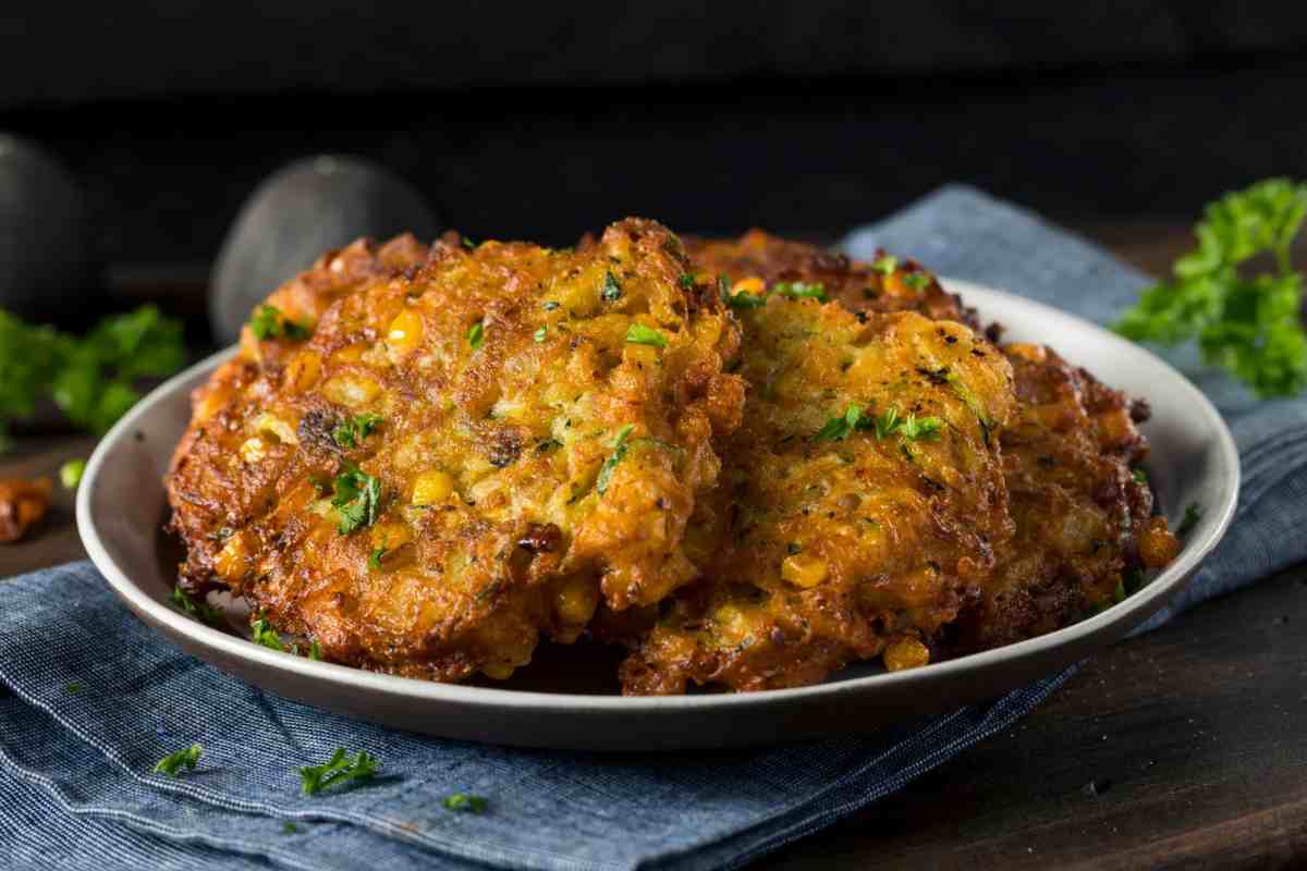 Piatto con frittelle ed erbe aromatiche