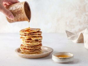 pancakes con miele in superficie