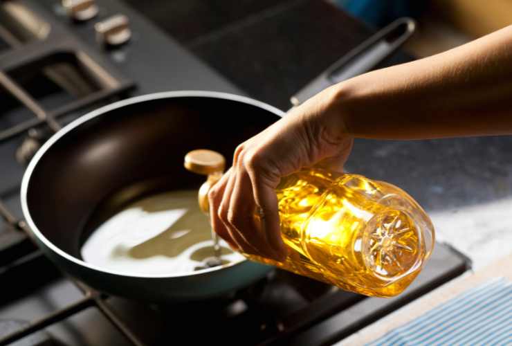 mettere l'olio di semi nella padella
