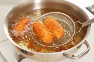 Croquette fritte nella padella con olio