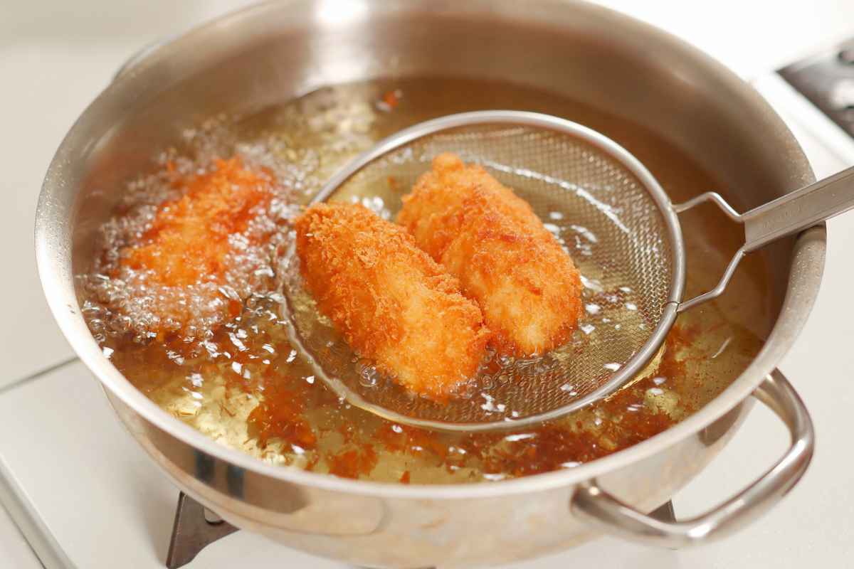 Croquette fritte nella padella con olio