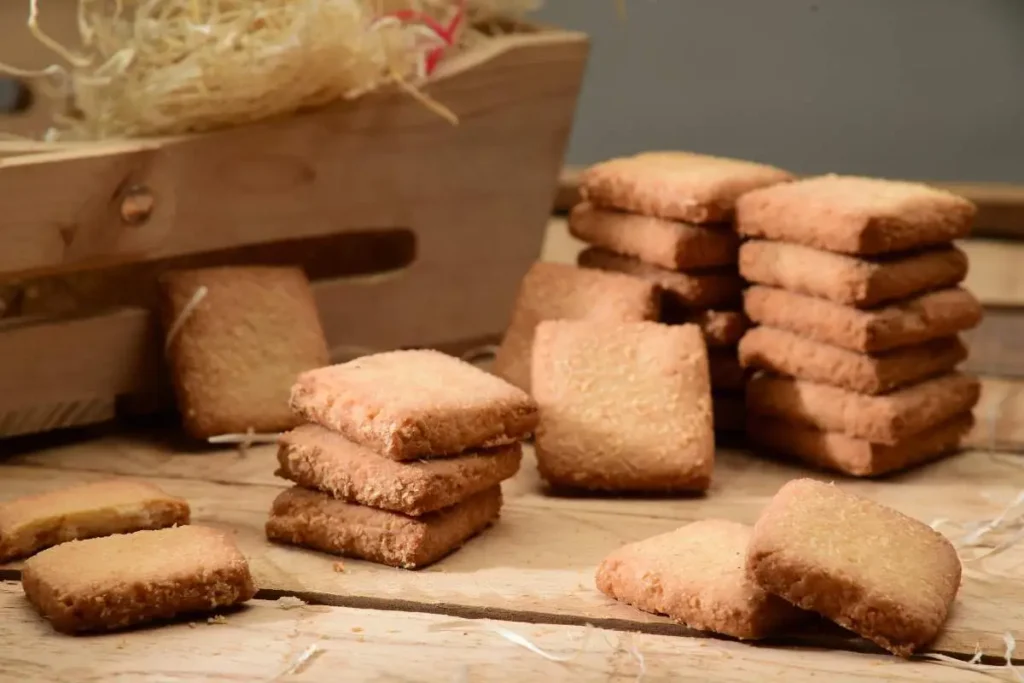 biscotti frollini sparsi