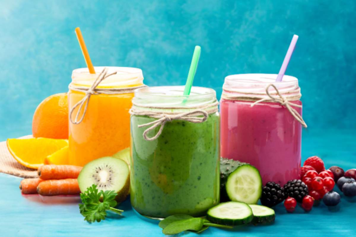tre frullati con intorno della frutta