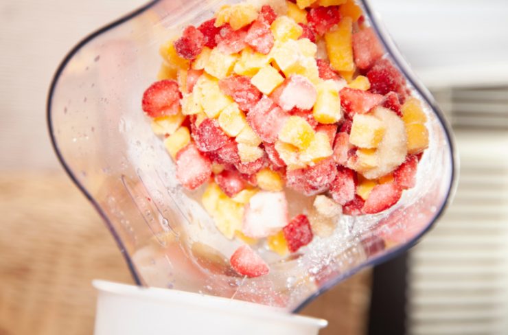 frutta congelata dentro ad un frullatore