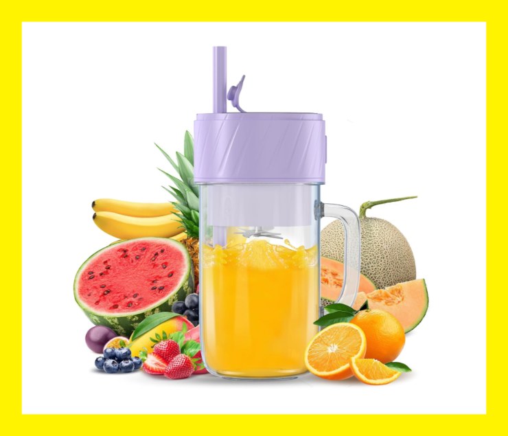 frullatore portatile con intorno della frutta