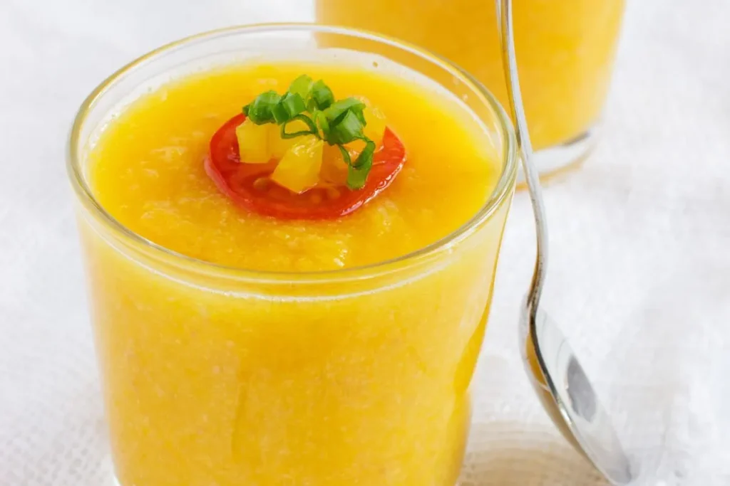 gazpacho giallo in bicchiere