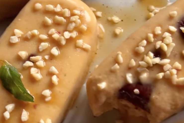 dei piccoli gelati con la granella