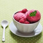 coppa di gelato ai lamponi