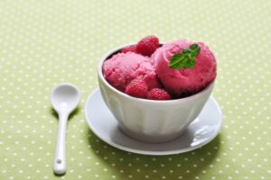 coppa di gelato ai lamponi
