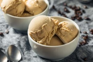 gelato al caffè dentro due coppe