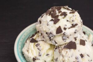 gelato alla stracciatella dentro ad una tazza