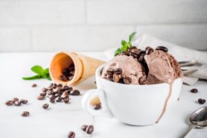 coppa di gelato al caffè e dietro dei coni
