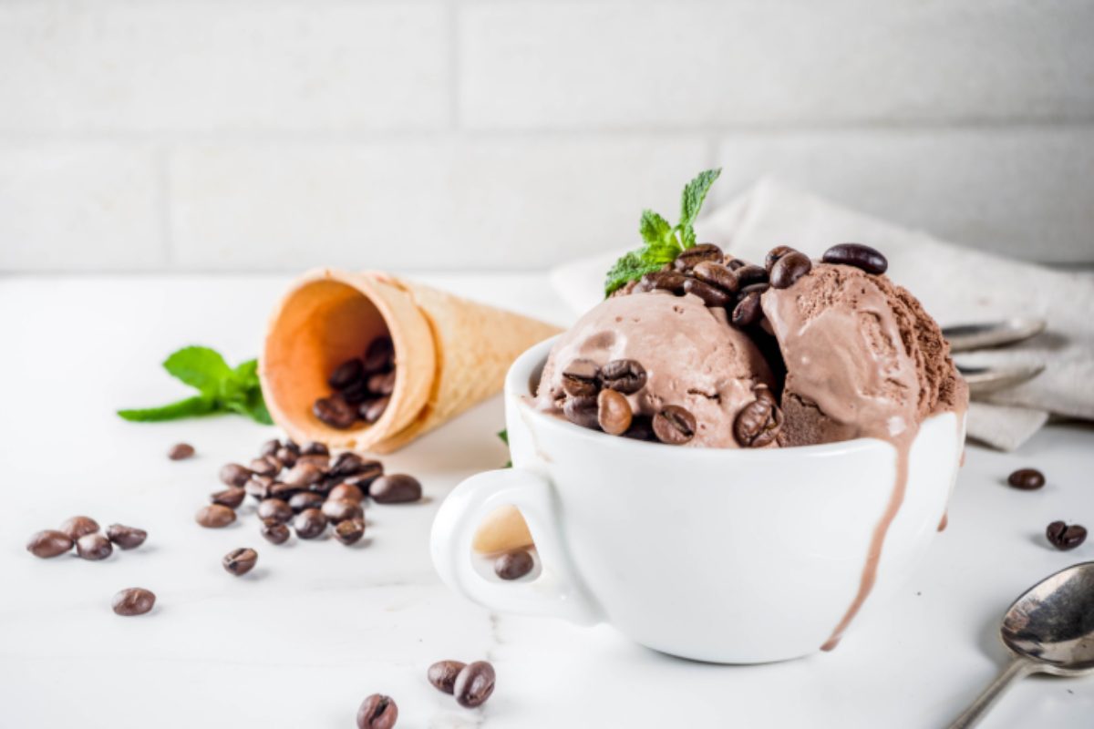 coppa di gelato al caffè e dietro dei coni