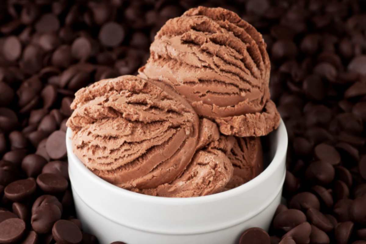 coppa di gelato al cioccolato