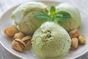 gelato al pistacchio e pistacchi con guscio