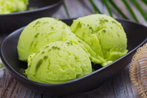 gelato al tè matcha in una coppa