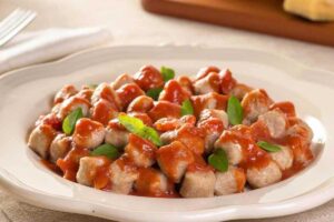piatto di gnocchetti con pomodoro e basilico