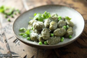 gnocchi in un piatto con dei piselli