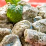 Gnocchi sparsi di zucchine e con foglie di basilico