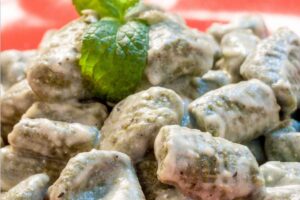 Gnocchi sparsi di zucchine e con foglie di basilico