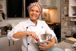 donna in cucina con una ciotola in mano