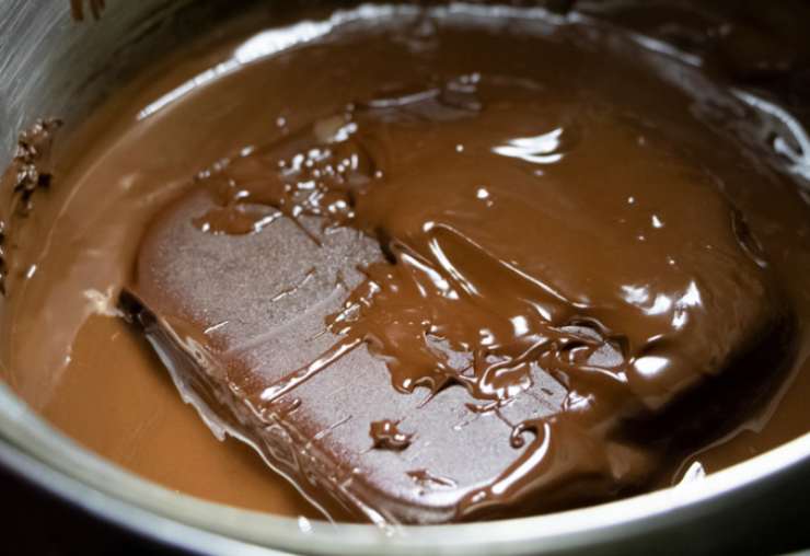 cioccolato che si scioglie in un tegame